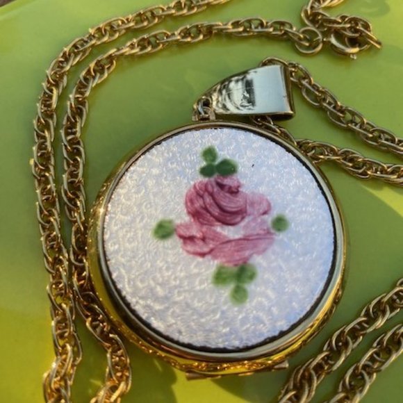❤️❤️Gold Tone White Flower Guilloche Large Enamel Locket NECKLACE - Picture 5 of 12